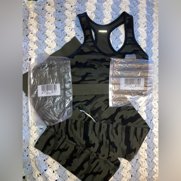 Leonisa Shapewear Camo set. *Different Sizes*
L Leggings and XL Sports Bra - Picture 3 of 11